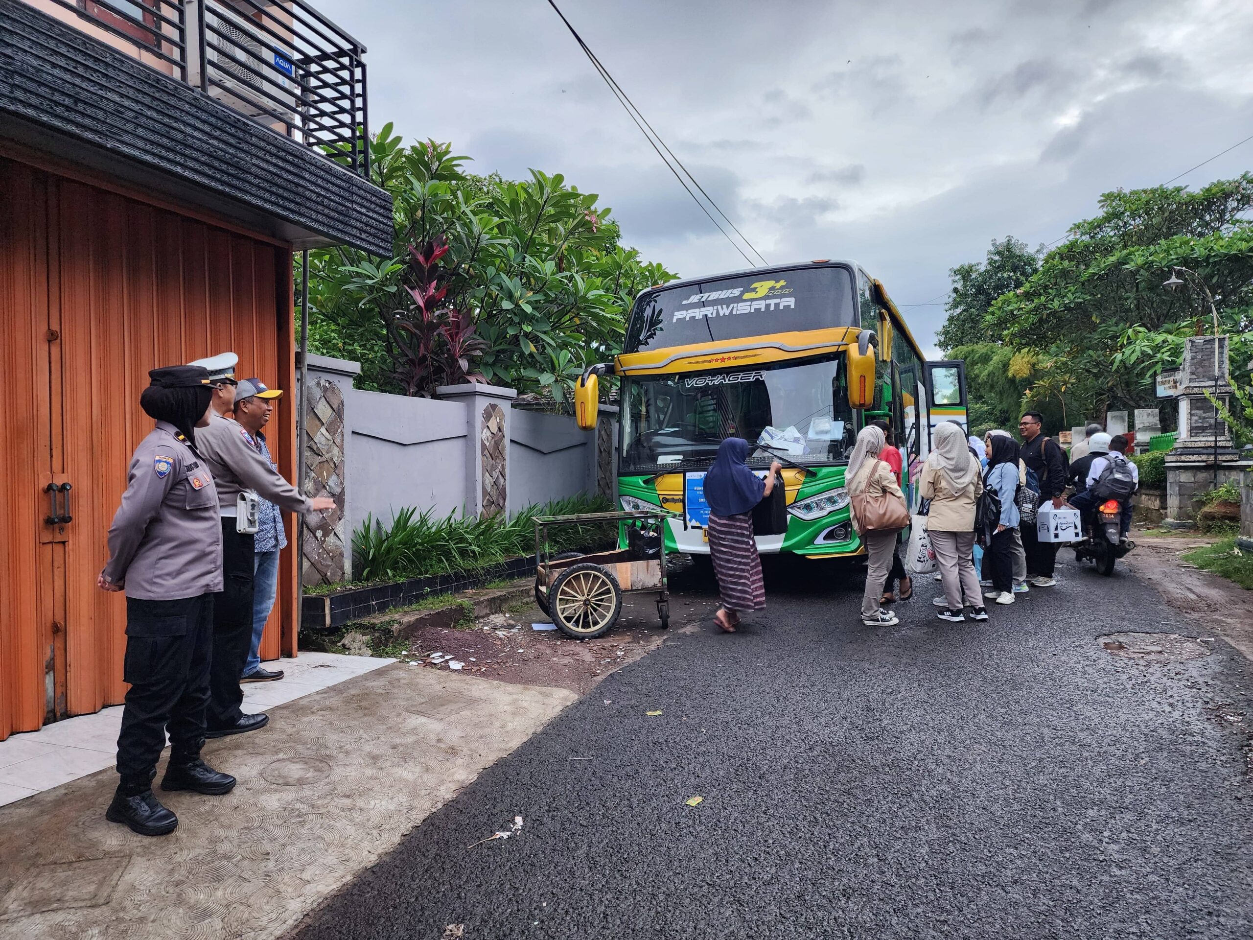 Polwan Polres Purwakarta Ingatkan Hal Ini Ke Siswa Dan Guru SMK PN Yang Menggelar Kunjungan Industri